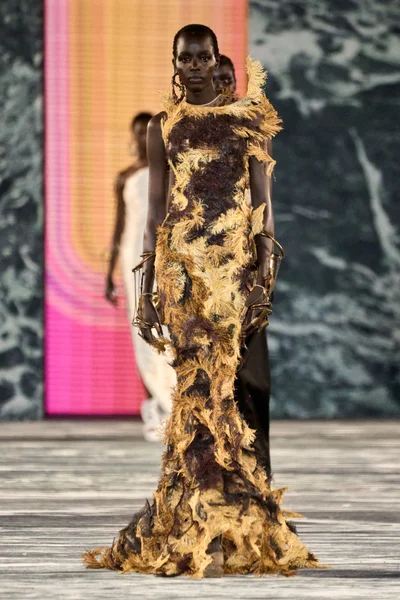 Look 10
